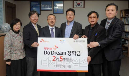 SK하이닉스는 14일 이천시청에서 (왼쪽부터) 윤남선 이천시 여성가족과장, 신승국 SK하이닉스 대외협력본부장, 박태수 이천시 부사장, 허정우 SK하이닉스 이천노조위원장, 심상해 이천교육지원청 지원과장 등이 참석한 가운데 지역인재 육성을 위한 '두드림 장학금' 전달식을 진행했다. <SK하이닉스 제공>